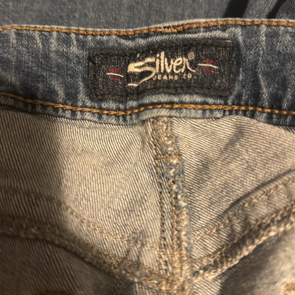 Silver Jean Co Avery Slim Crop W 31 L 25 Medium Wash EUC Distressing - Picture 11 of 12